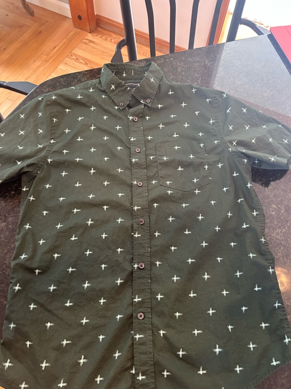 Banana Republic Men's Olive Green Short-Sleeve Button-Up with White Cross Print